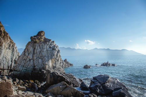 水体旁的落基山 · 免费素材图片