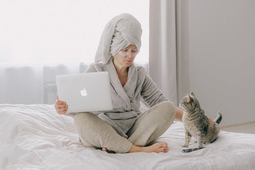 使用macbook的灰色浴袍的女人 · 免费素材图片