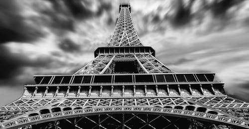 巴黎埃菲尔铁塔的灰度摄影 · 免费素材图片