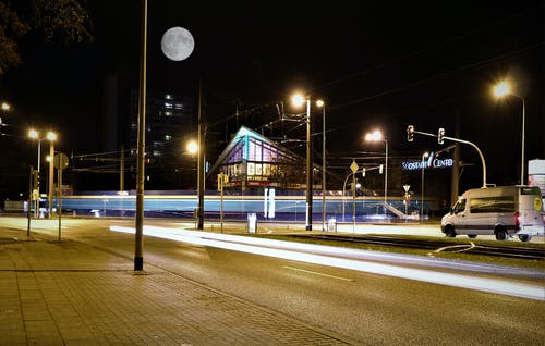 夜间照明的路灯 · 免费素材图片