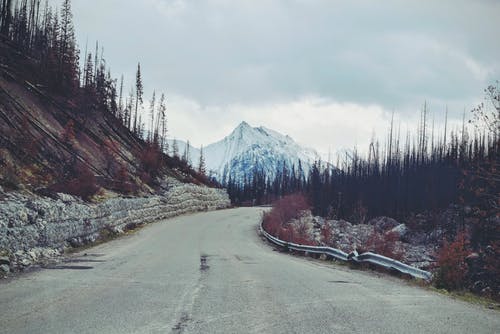 通往雪山的空铺路 · 免费素材图片