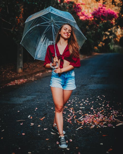 女人的照片在牛仔短裤拿着伞 · 免费素材图片