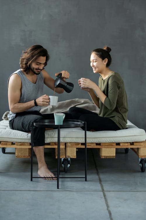 男人和女人坐在床上 · 免费素材图片