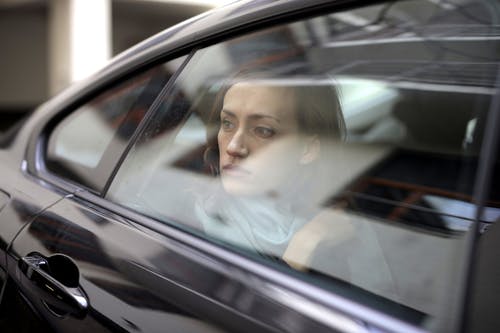 坐在车里望出去的女人 · 免费素材图片