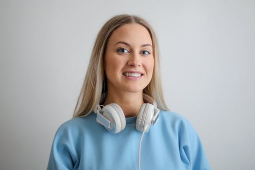 蓝色的长袖衬衫，戴着白色耳机的女人 · 免费素材图片