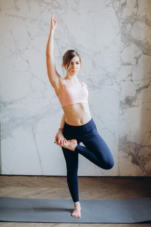 粉红色的背心和蓝色紧身裤，做瑜伽的女人 · 免费素材图片