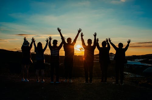 在日落的人剪影 · 免费素材图片