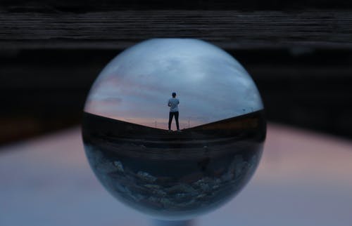 圆形玻璃球反射人站立 · 免费素材图片