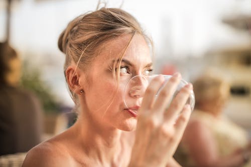 女人喝水的照片 · 免费素材图片