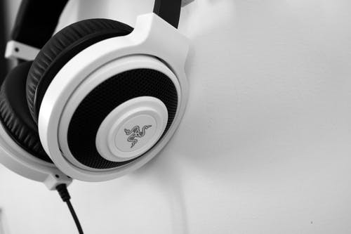 Razer白色和黑色有线耳机 · 免费素材图片
