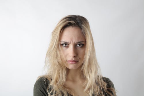 女人皱着眉头的肖像照片 · 免费素材图片