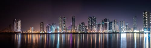 晚上点亮的城市全景 · 免费素材图片