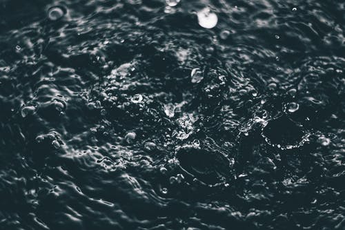 Water Droplets on Body of Water · 免费素材图片