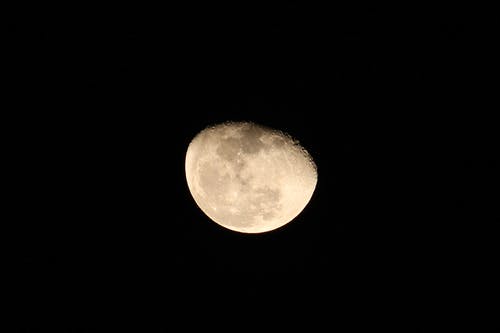 天空中的月亮的特写 · 免费素材图片