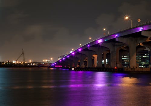 晴朗的夜空下河上的桥 · 免费素材图片