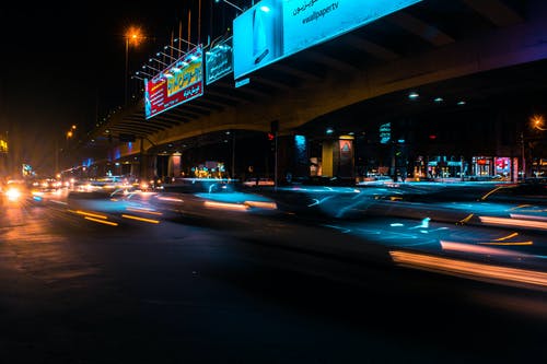 夜间城市街道的延时摄影 · 免费素材图片