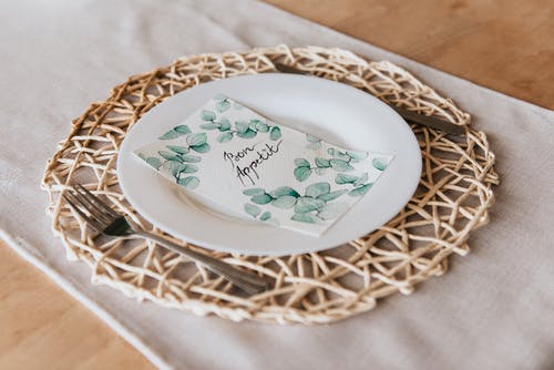 棕垫上的圆形白色陶瓷装饰板 · 免费素材图片