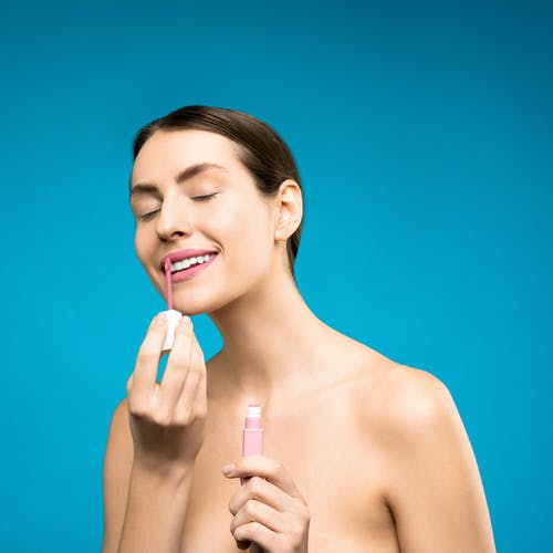 粉红色唇膏的女人 · 免费素材图片
