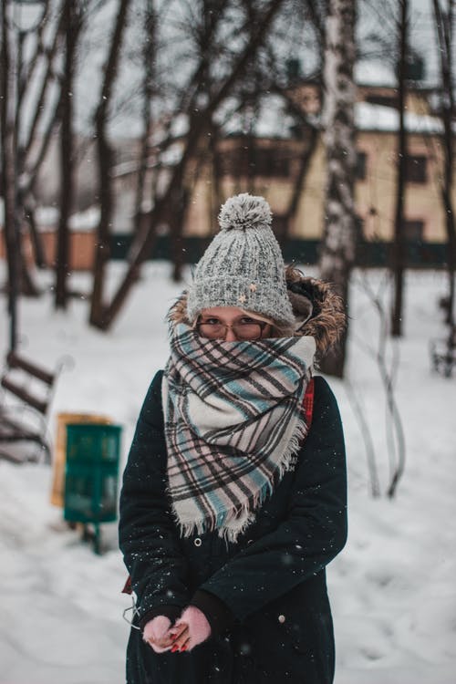 女人穿着一条围巾 · 免费素材图片