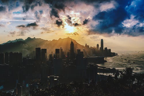 日落期间海洋附近城市的鸟瞰图 · 免费素材图片