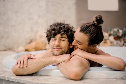 男人和女人在浴缸上 · 免费素材图片