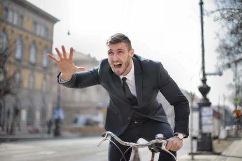 黑色西装骑在自行车上的男人 · 免费素材图片