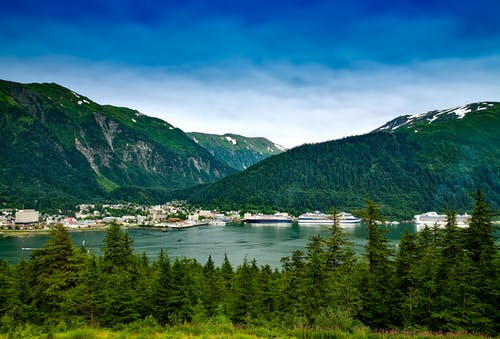 白天被群山和绿叶绿树环绕的蓝湖 · 免费素材图片