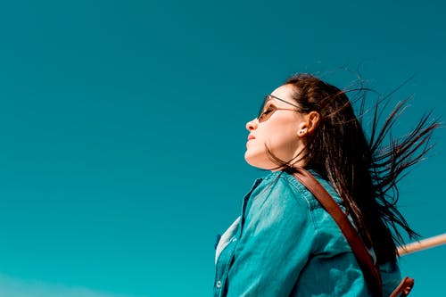 女人穿着蓝色外套 · 免费素材图片