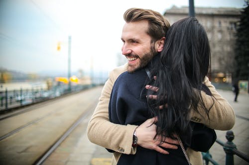 男人拥抱女人的照片 · 免费素材图片