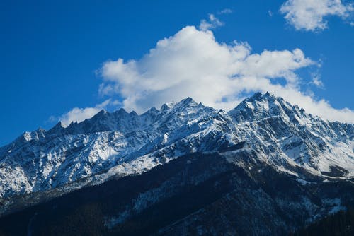 蓝天下的山 · 免费素材图片