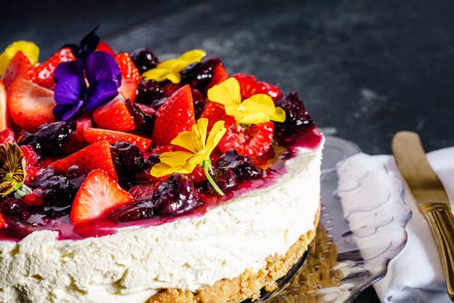 白蛋糕切成薄片的草莓和蓝莓在上面 · 免费素材图片