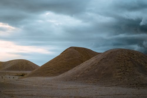 多云的天空中的沙漠 · 免费素材图片