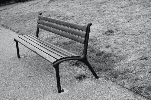 长凳的灰度摄影 · 免费素材图片