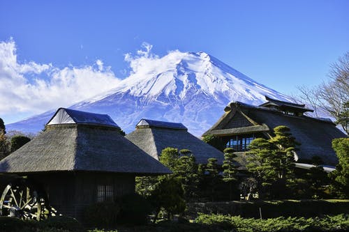 雪山附近的灰色小屋 · 免费素材图片