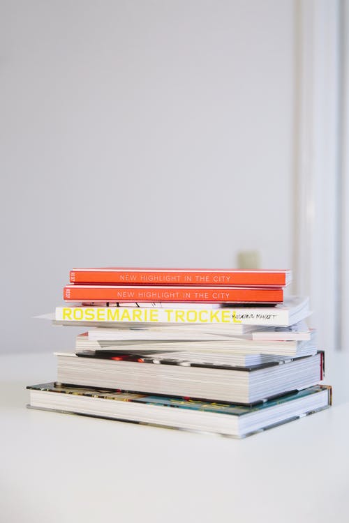 桌上的书 · 免费素材图片