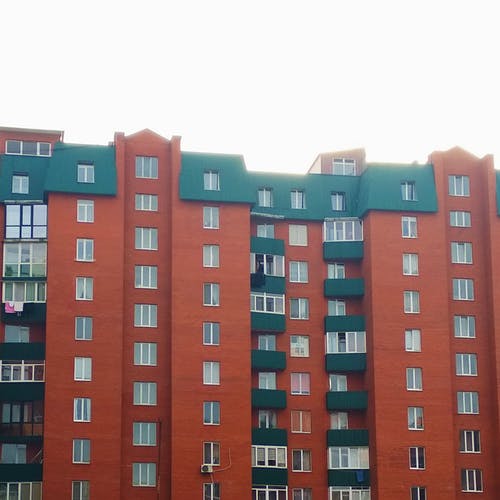 带绿色屋顶和阳台的现代公寓 · 免费素材图片