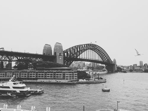 河上大桥的灰度照片 · 免费素材图片