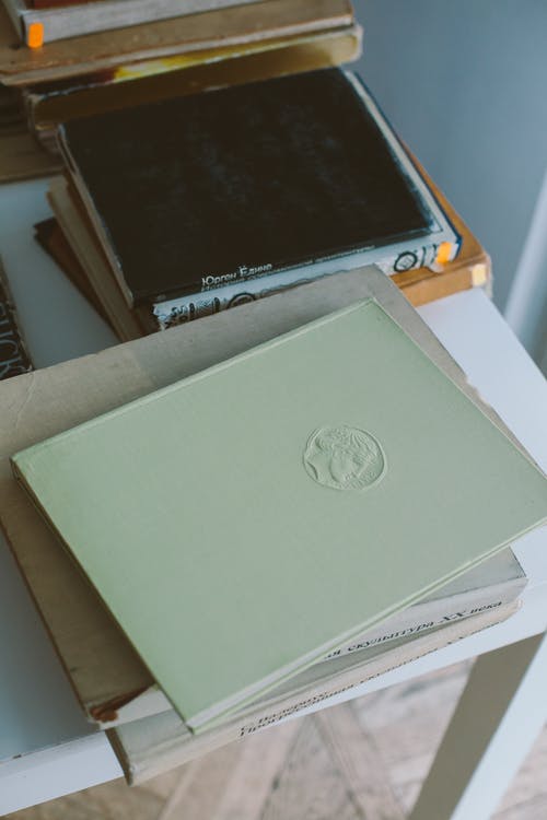 白色的木桌上的书 · 免费素材图片