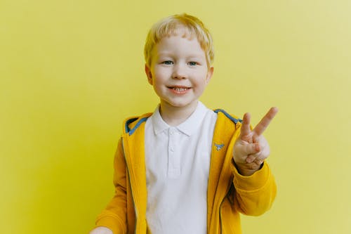 黄色拉链外套的男孩 · 免费素材图片