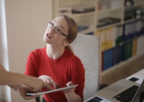 女人指着平板电脑 · 免费素材图片