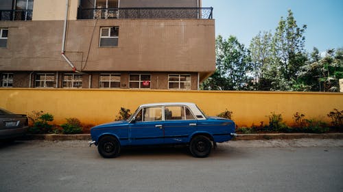 蓝色轿车在街上的照片 · 免费素材图片