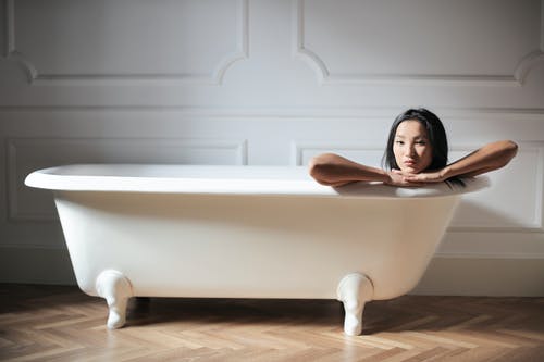 浴缸里的女人 · 免费素材图片