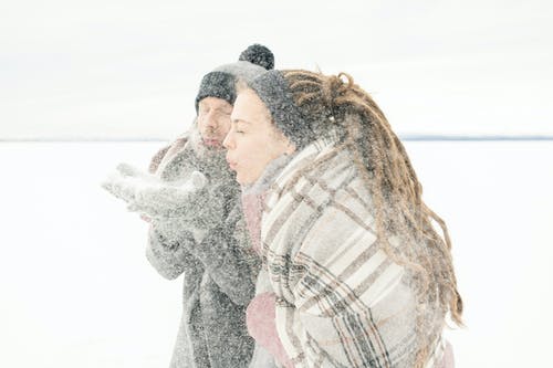 男人和女人玩雪 · 免费素材图片