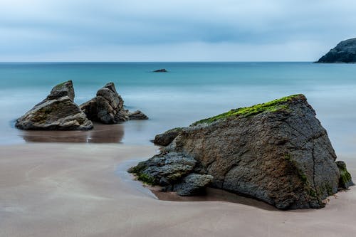 白天在海边的3布朗巨石 · 免费素材图片