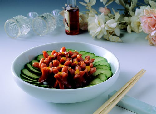蔬菜沙拉用筷子平躺摄影 · 免费素材图片