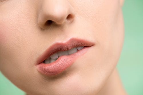 女人咬她的嘴唇 · 免费素材图片