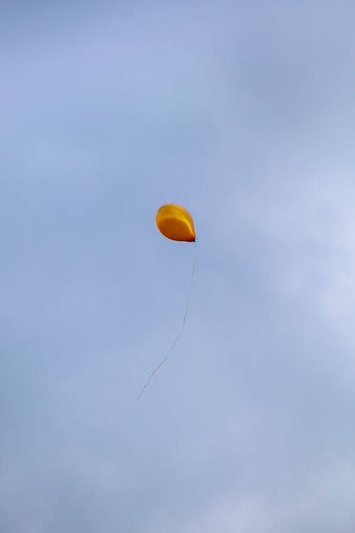 有关冲天, 气球, 灰色的天空的免费素材图片