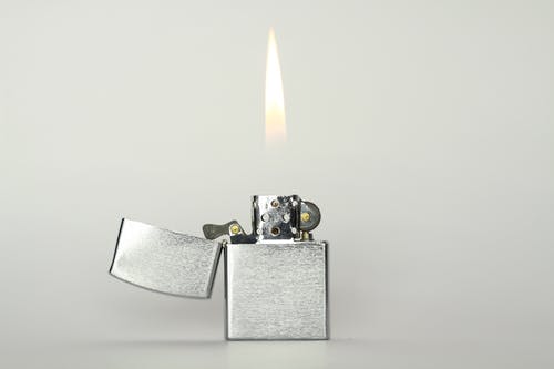 灰色翻盖打火机 · 免费素材图片