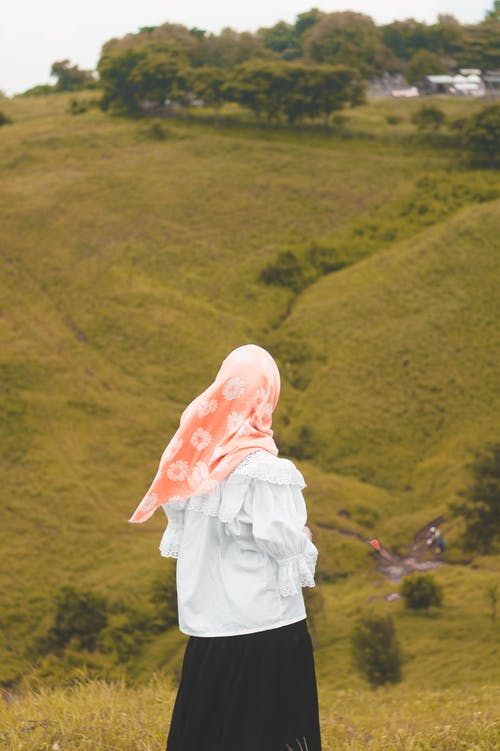 女人站在草地上 · 免费素材图片