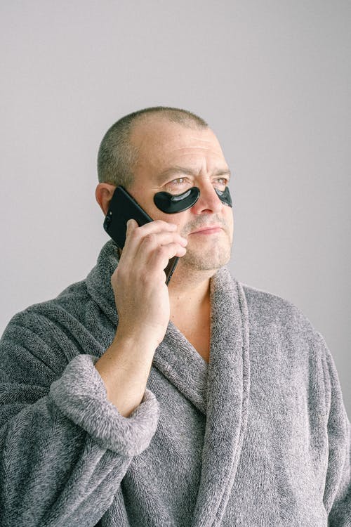 戴着黑色眼罩的灰色浴袍的男人 · 免费素材图片